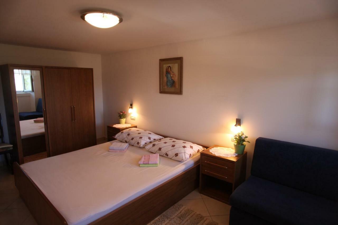 Accommodation Lily Vrana  Exteriör bild